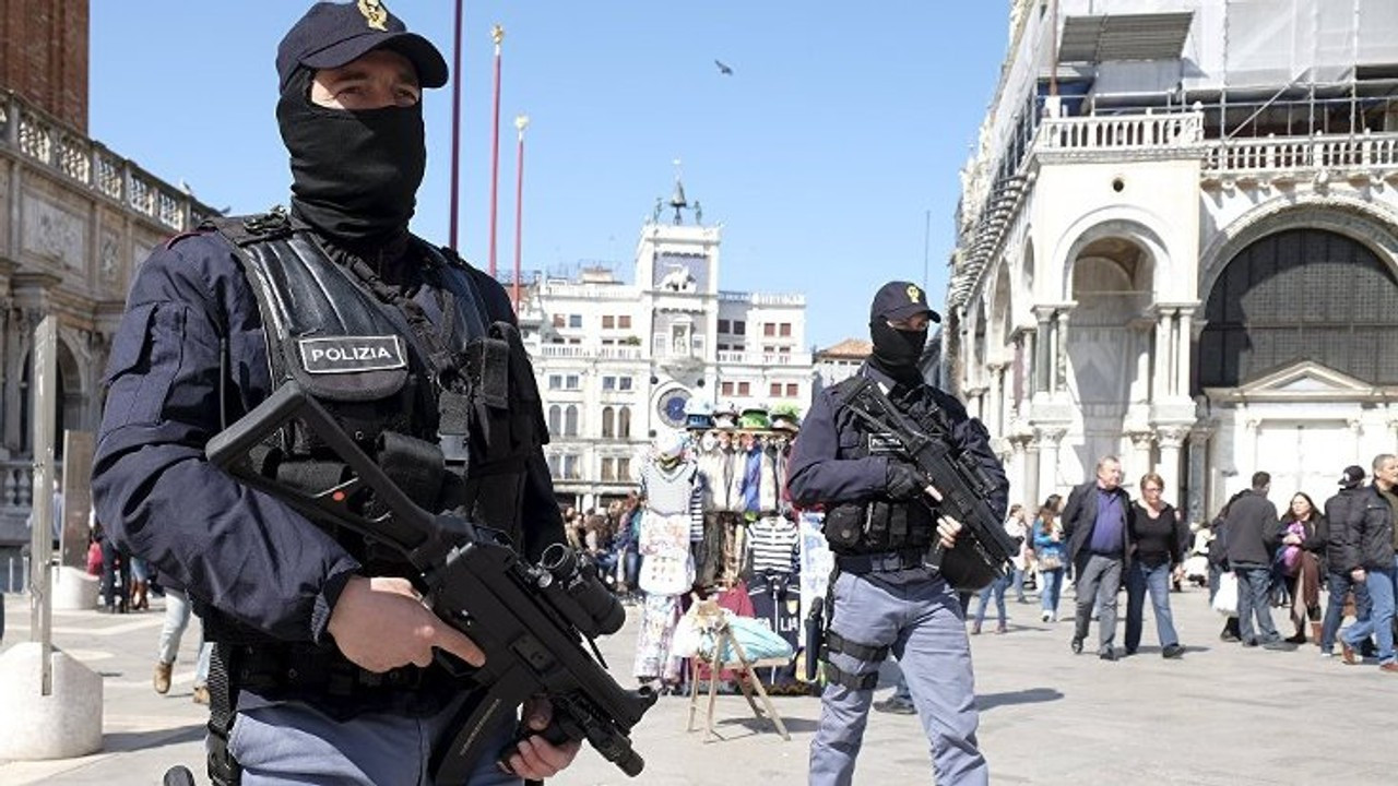3 milyon Euro'luk soygun: Polisi engellemek için araçları yaktılar