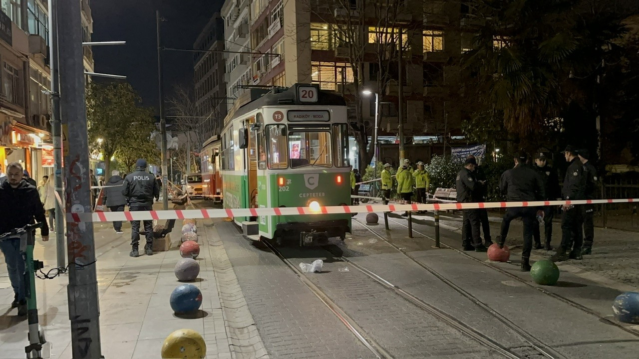 Torununu kurtarmak isterken tramvayın altında kalan kadın öldü