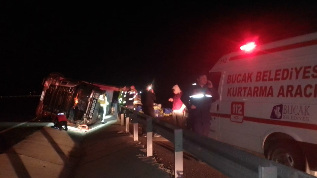 Burdur'da sebze yüklü tır devrildi: 3 yaralı