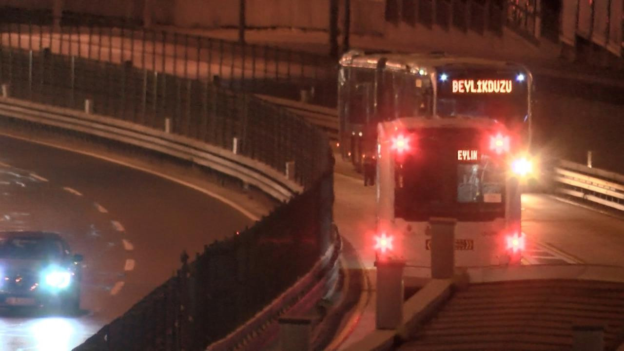 Başka metrobüsün çarptığı metrobüs sürücüsü hayatını kaybetti