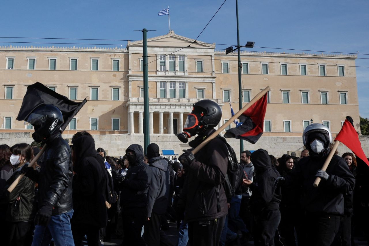 Atina'da 20 bin kişi Miçotakis hükümetinin 'özel üniversite' tasarısını protesto etti - Sayfa 3