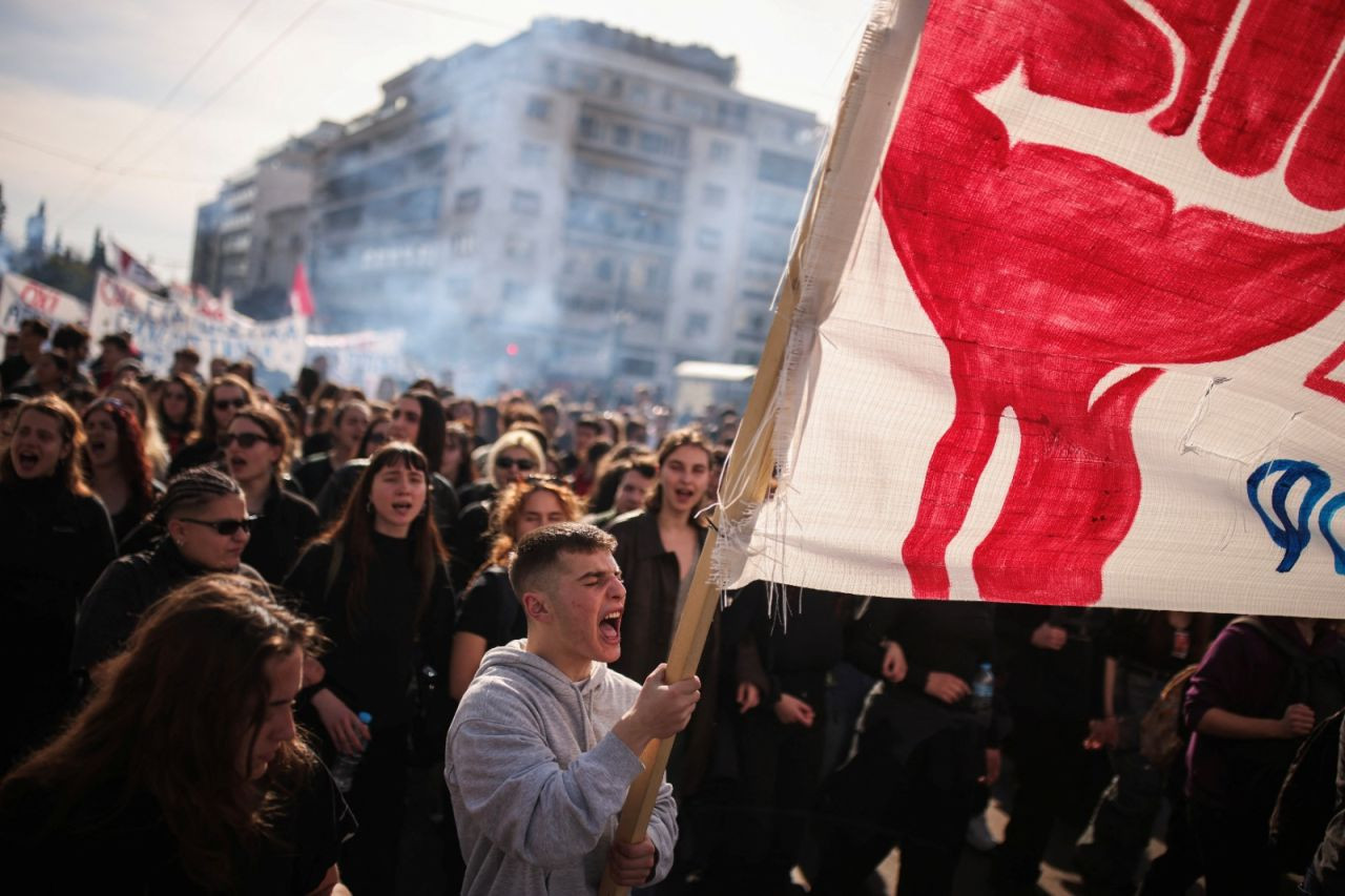 Atina'da 20 bin kişi Miçotakis hükümetinin 'özel üniversite' tasarısını protesto etti - Sayfa 1