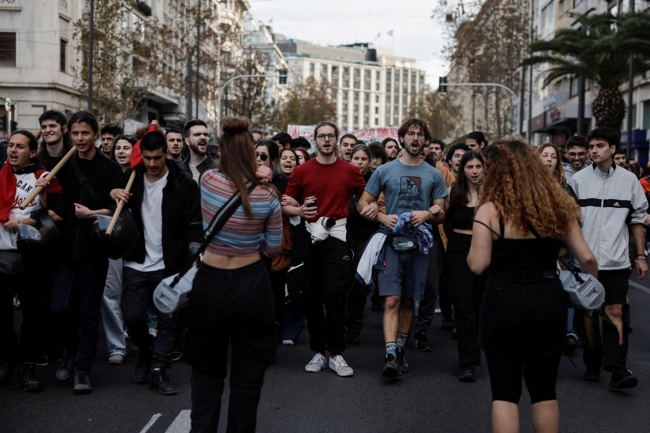 Atina'da 20 bin kişi Miçotakis hükümetinin 'özel üniversite' tasarısını protesto etti - Sayfa 4