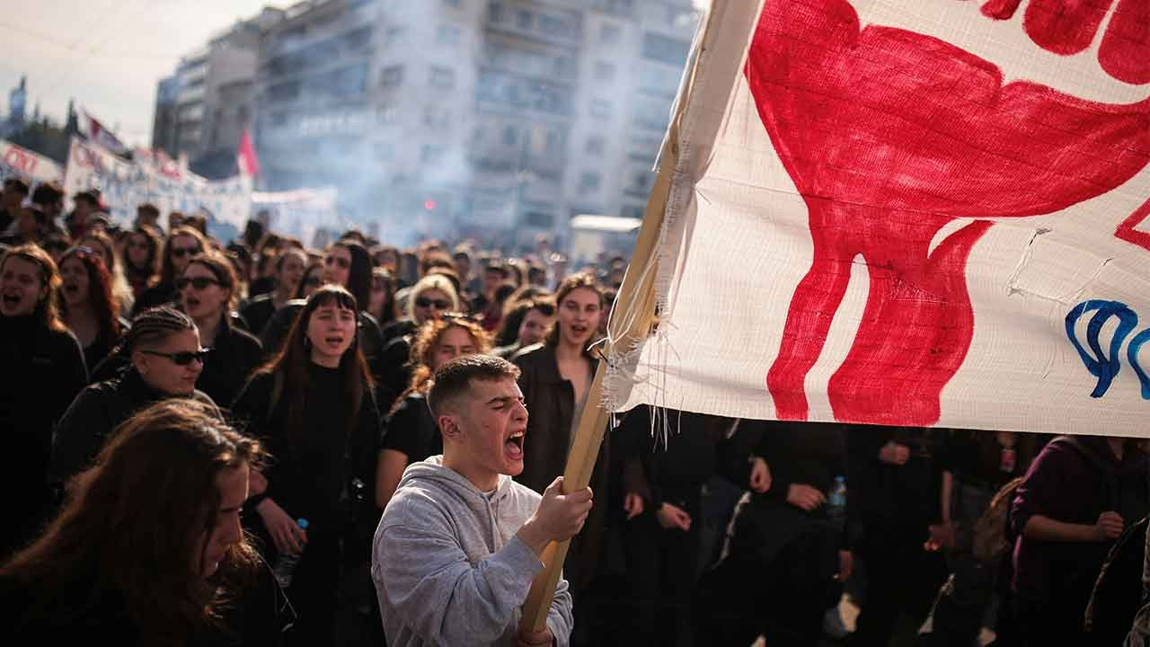 Atina'da 20 bin kişi 'özel üniversite' yasa tasarısını protesto etti