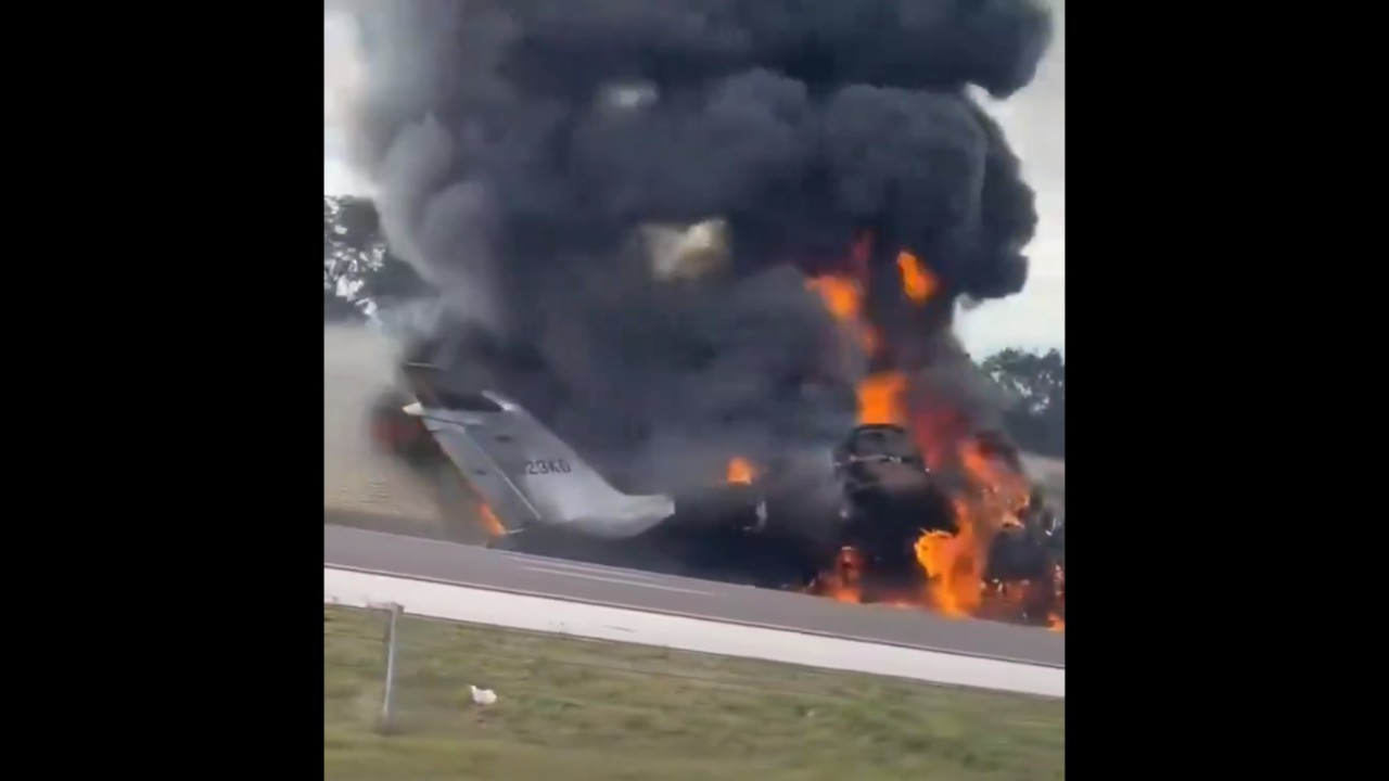 ABD'de uçak otoyola düştü: 2 kişi öldü