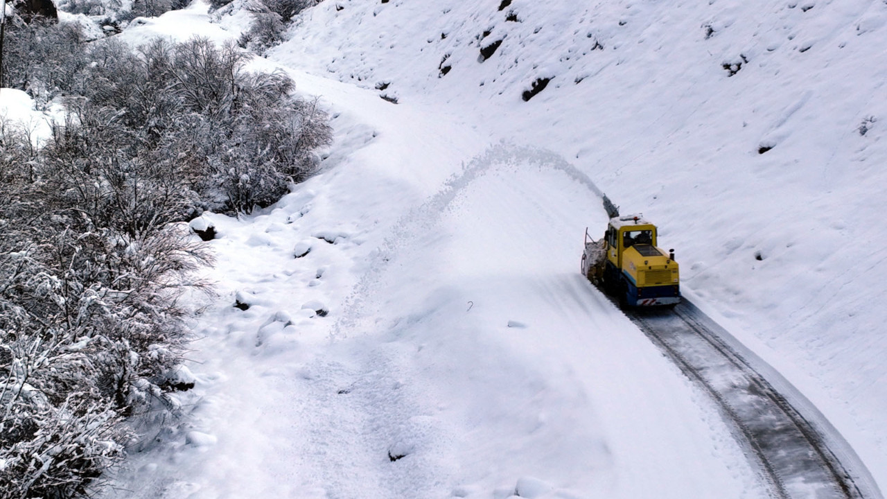 Bitlis'te kardan kapanan 315 köy yolu açıldı