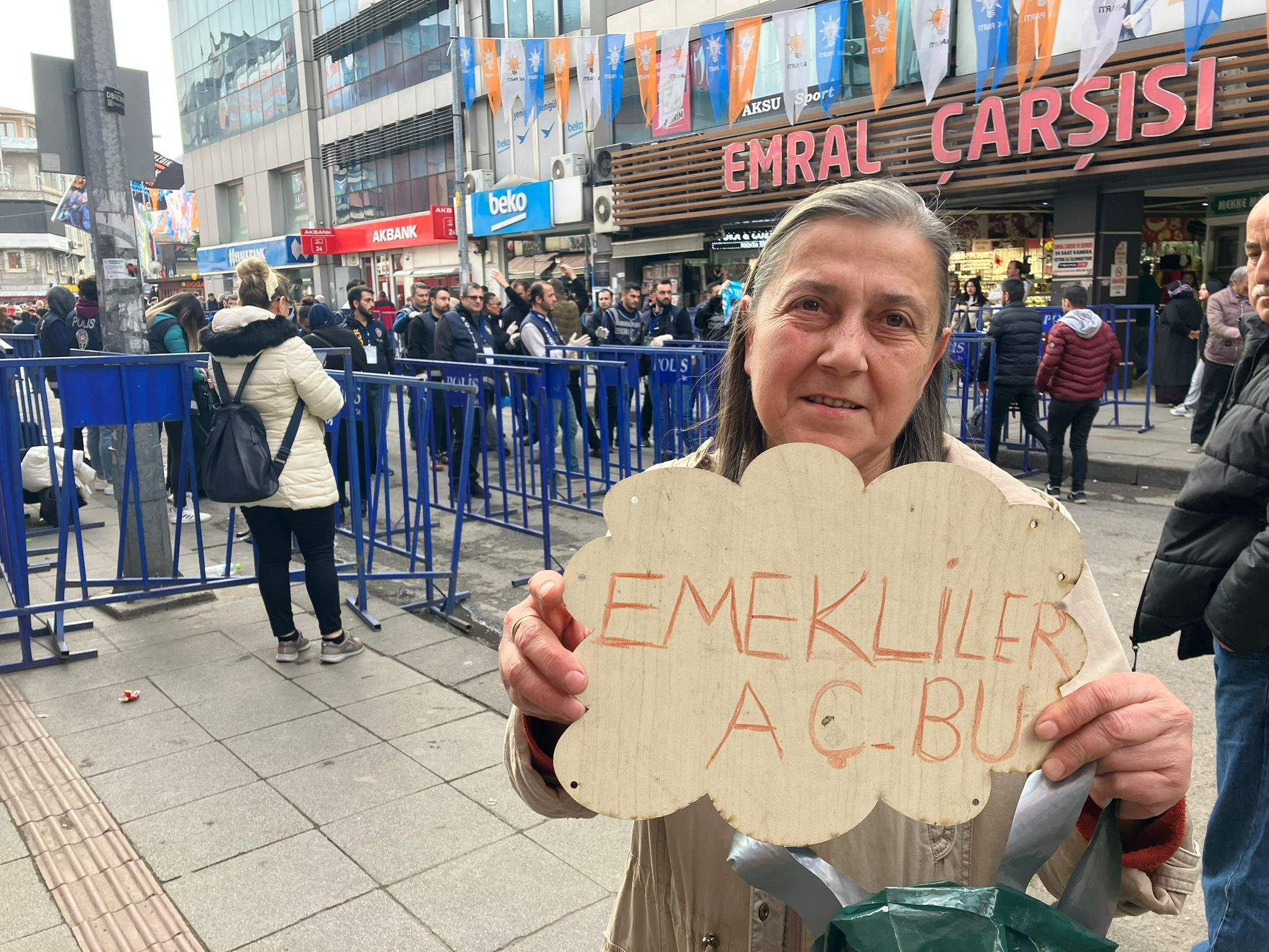 'Emekliler aç' yazısıyla Erdoğan'ın mitingine alınmadı