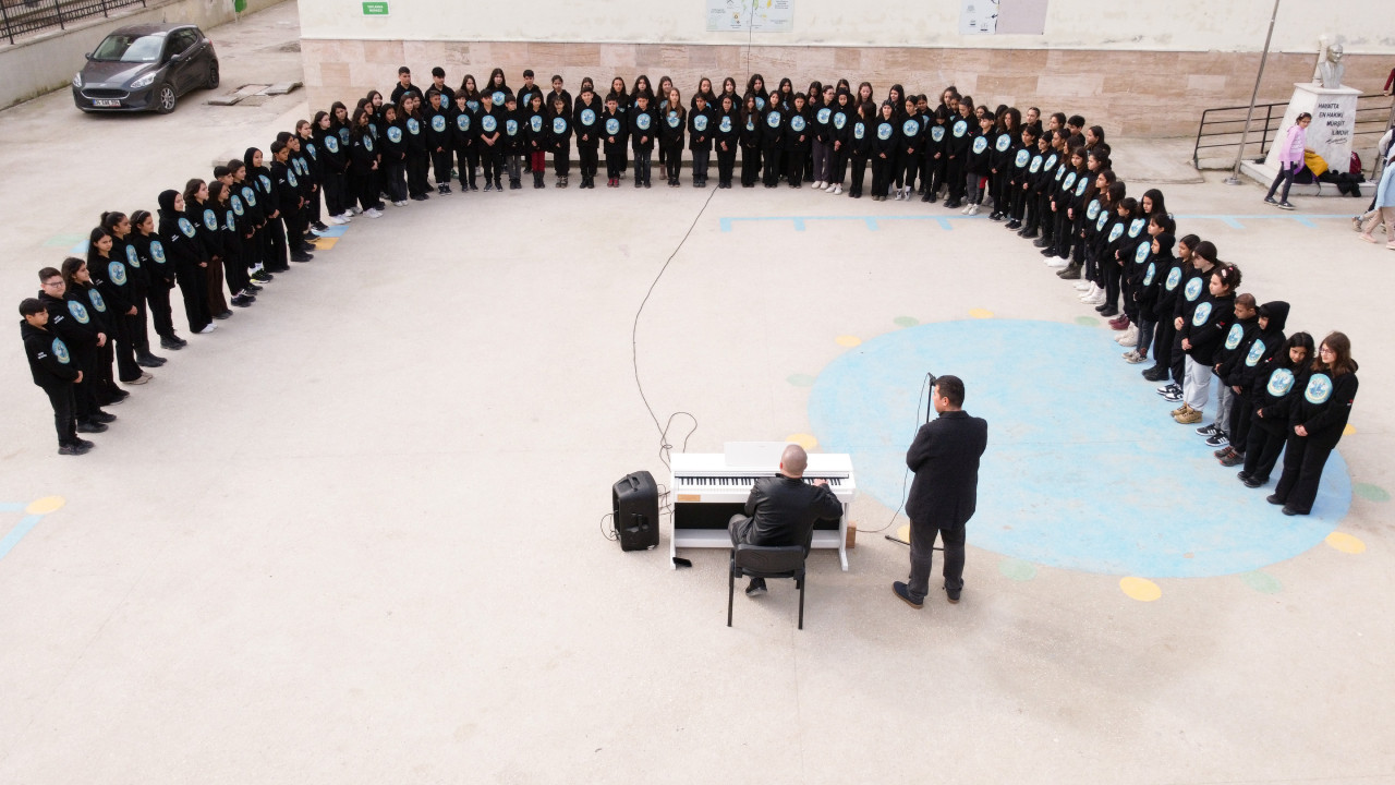Hatay'da öğrenciler depremde ölenlerin anısını şarkılarıyla yaşatıyor