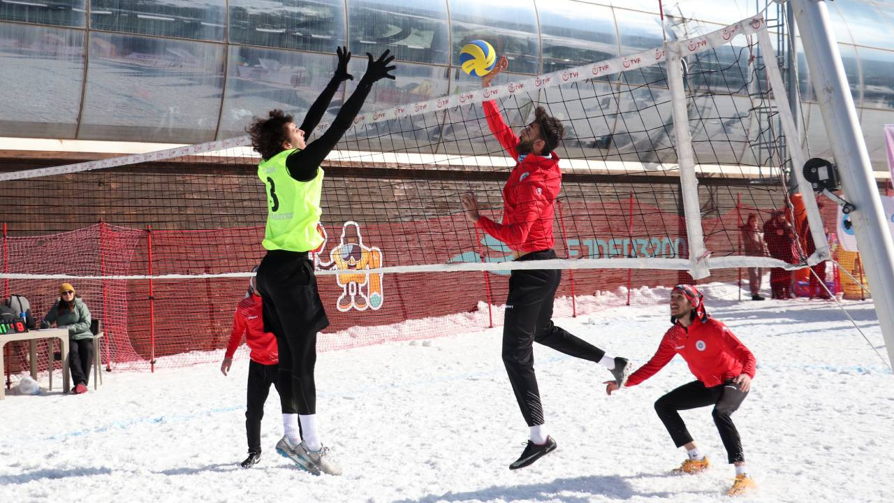 Üniversiteler Arası Türkiye Kar Voleybolu Şampiyonası başladı