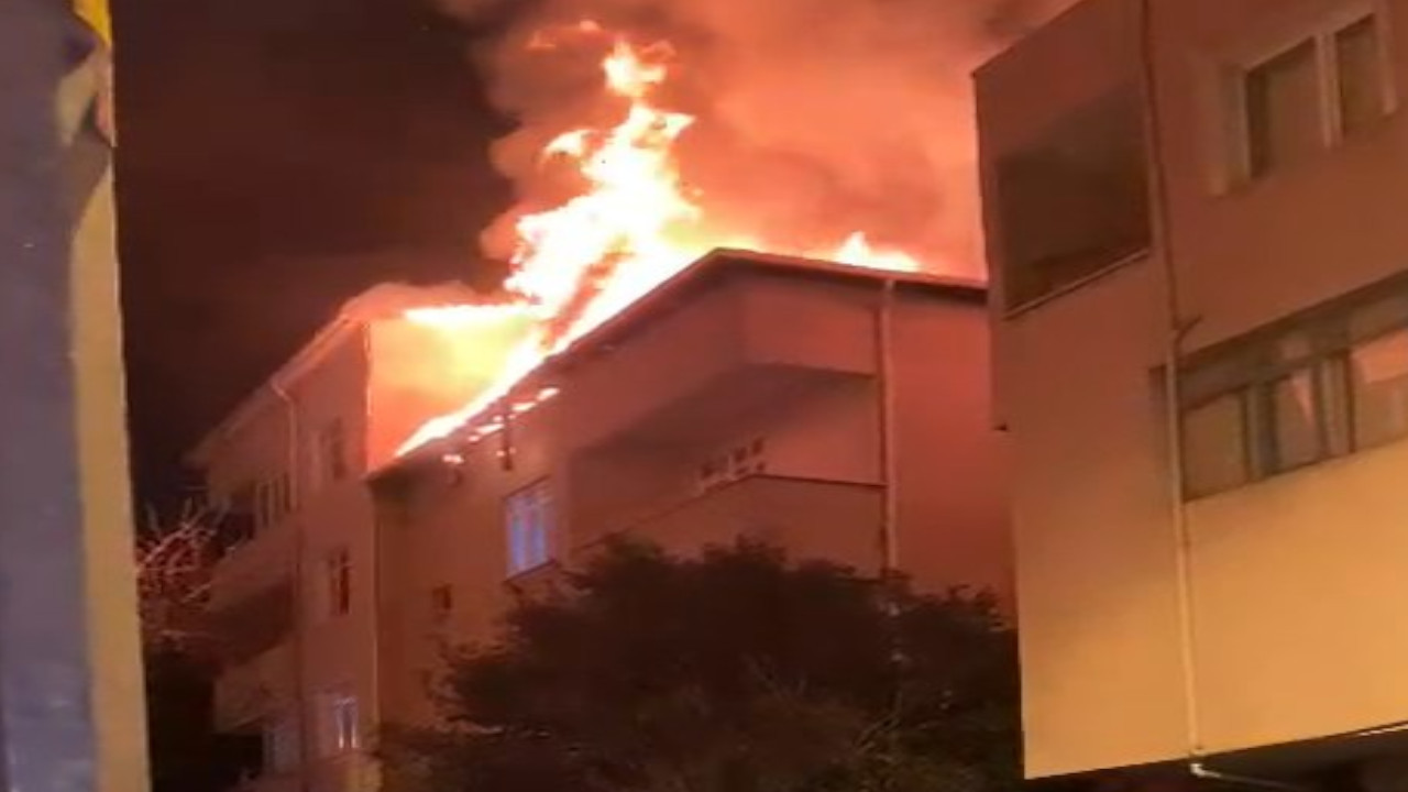 Pendik'te binanın çatısında başlayan yangın söndürüldü