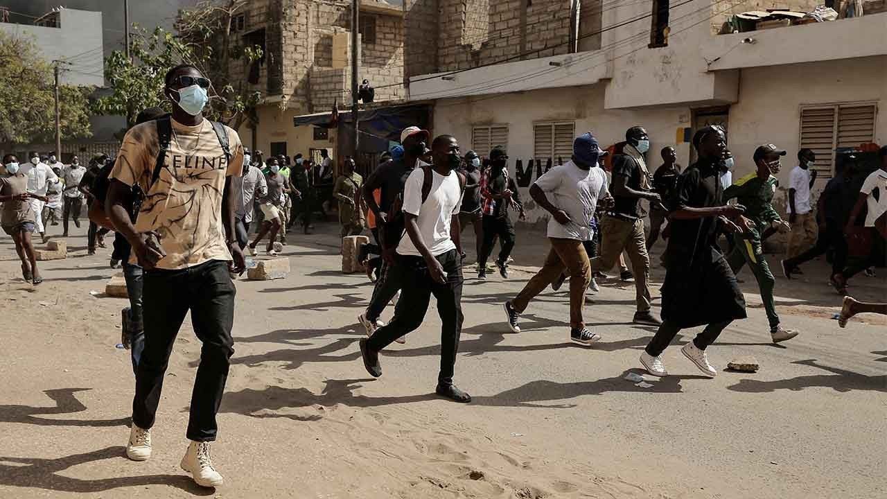 Senegal'de seçim ertelendi, protestolarda bir öğrenci hayatını kaybetti