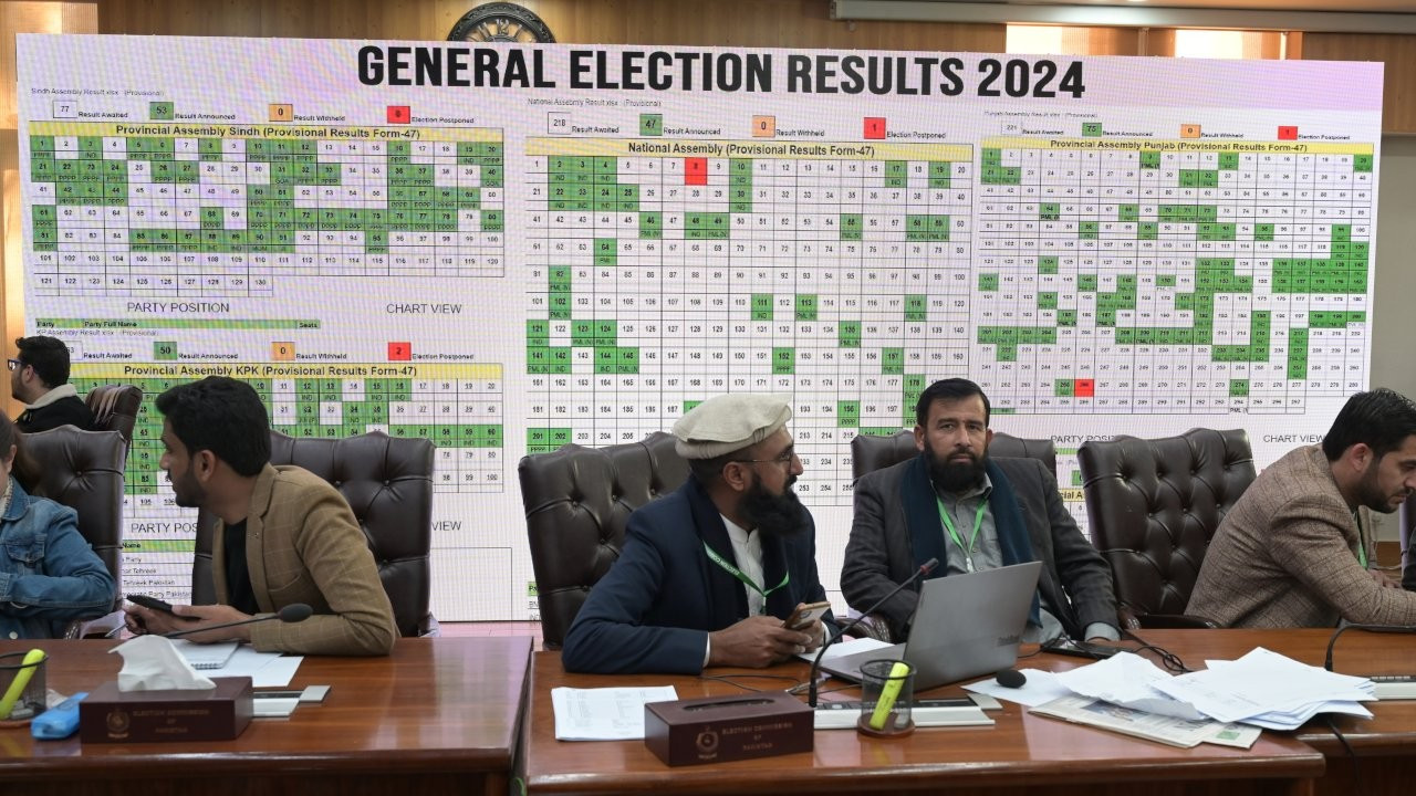 Pakistan'da seçim: İmran Han'ın desteklediği bağımsızlar birinci çıktı