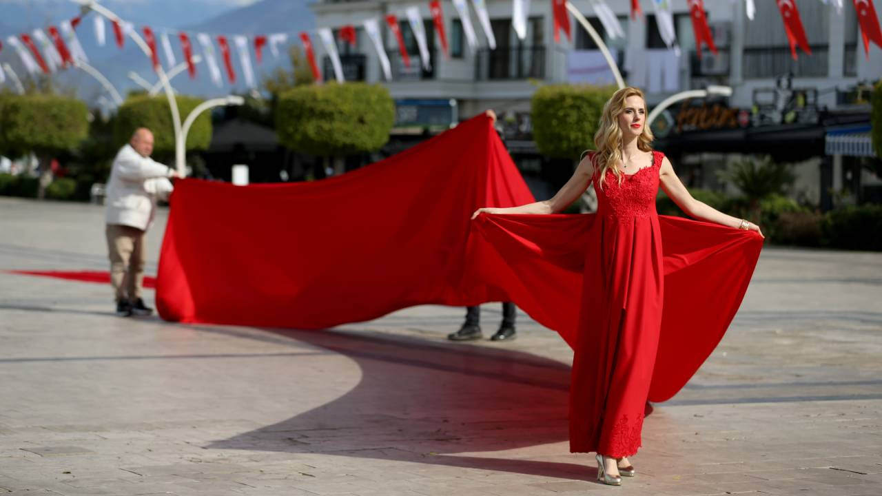 Cumhuriyete özel 100 metre kuyruklu kırmızı gelinlik tasarlandı