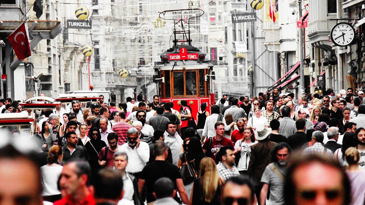 Mahfi Eğilmez: Türkiye nüfusunun yapısı değişiyor