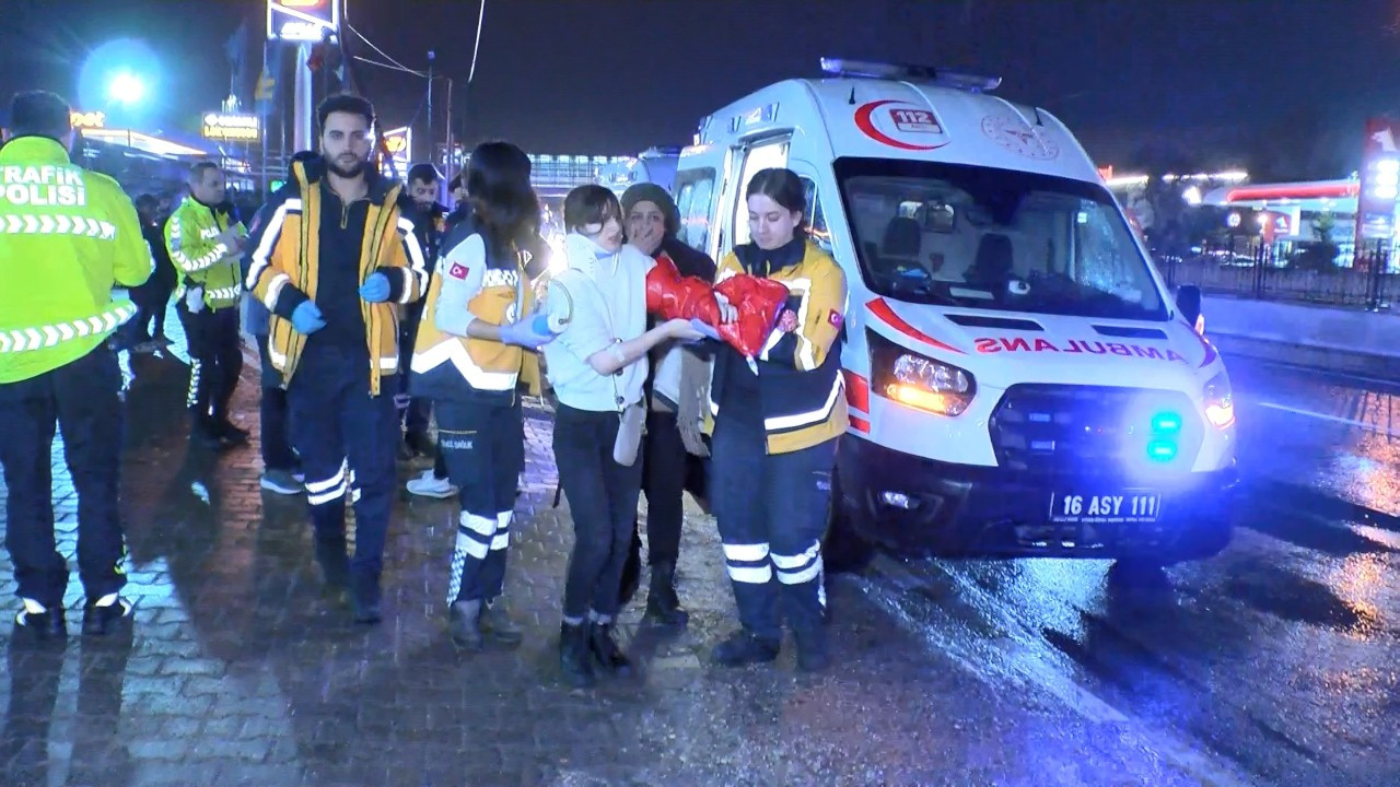 Tur otobüsü beton direğe çarptı: 10 turist yaralı