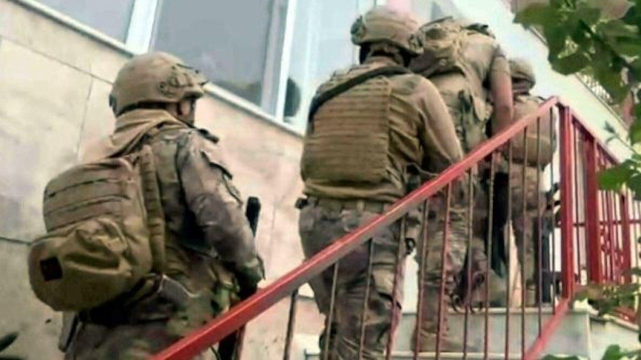 İzmir'de gazetecilerin evlerine polis baskını