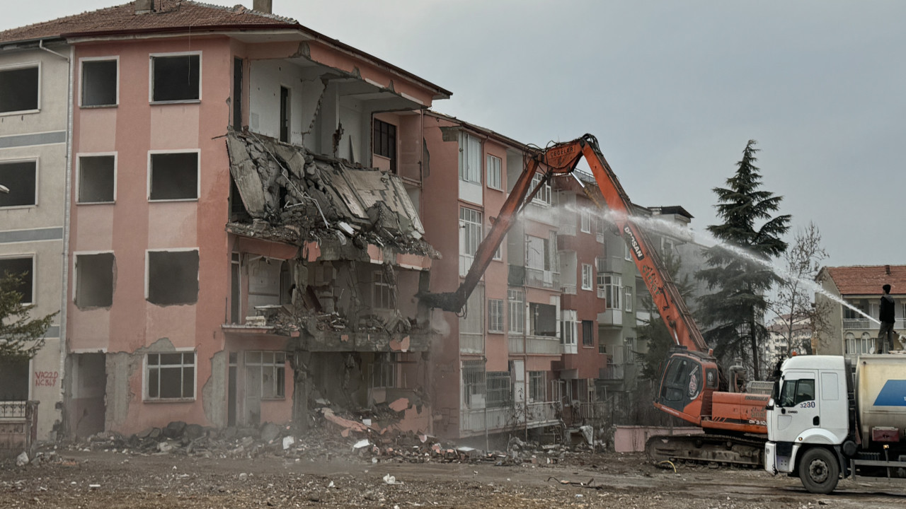 Malatya'da hasarlı binaların yıkımına devam ediliyor