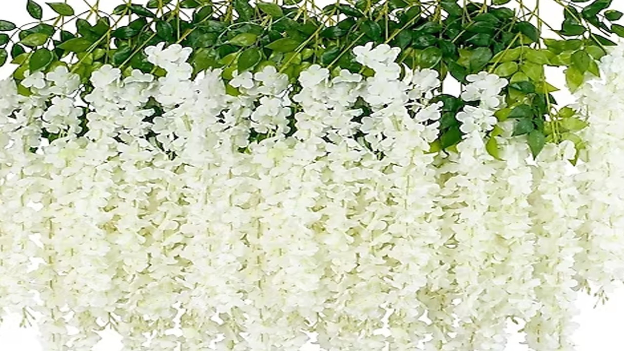 Sevgililer Günü için yapay akasya çiçeğinden özel gelinlik tasarlandı
