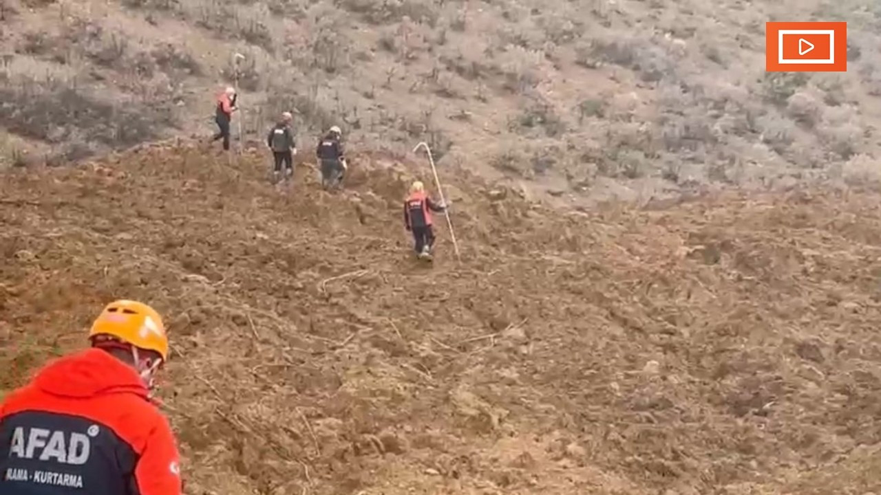 İliç'te kayıp işçiler demir çubuklarla aranıyor