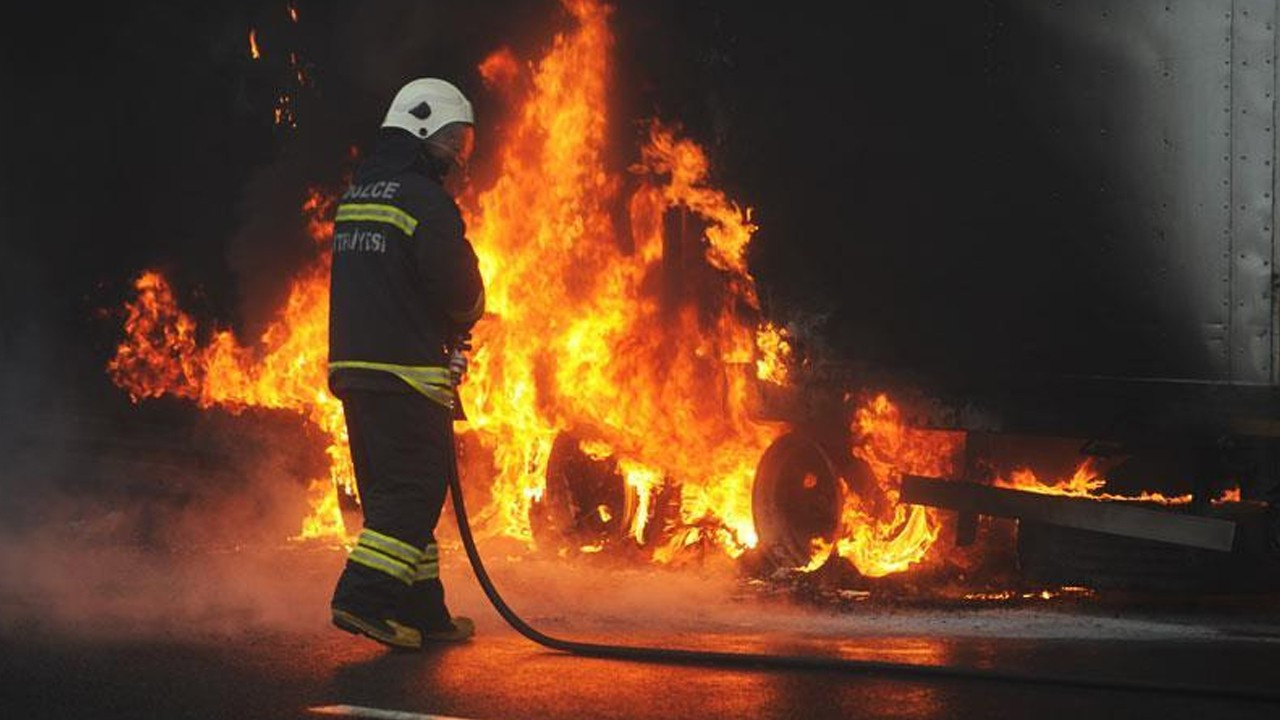 Pozantı otoyolunda kaza: Devrilen tırda yangın çıktı