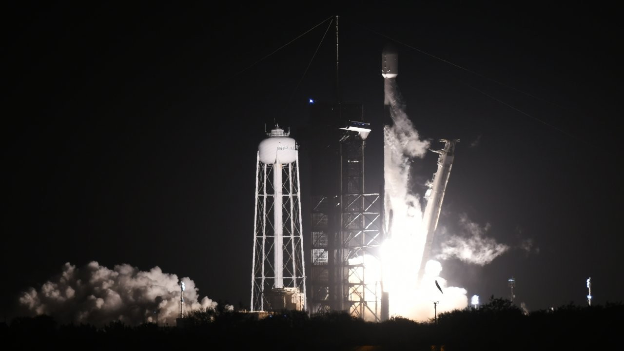 Ay'a iniş için gönderiliyor: SpaceX, 'Odysseus'u fırlattı