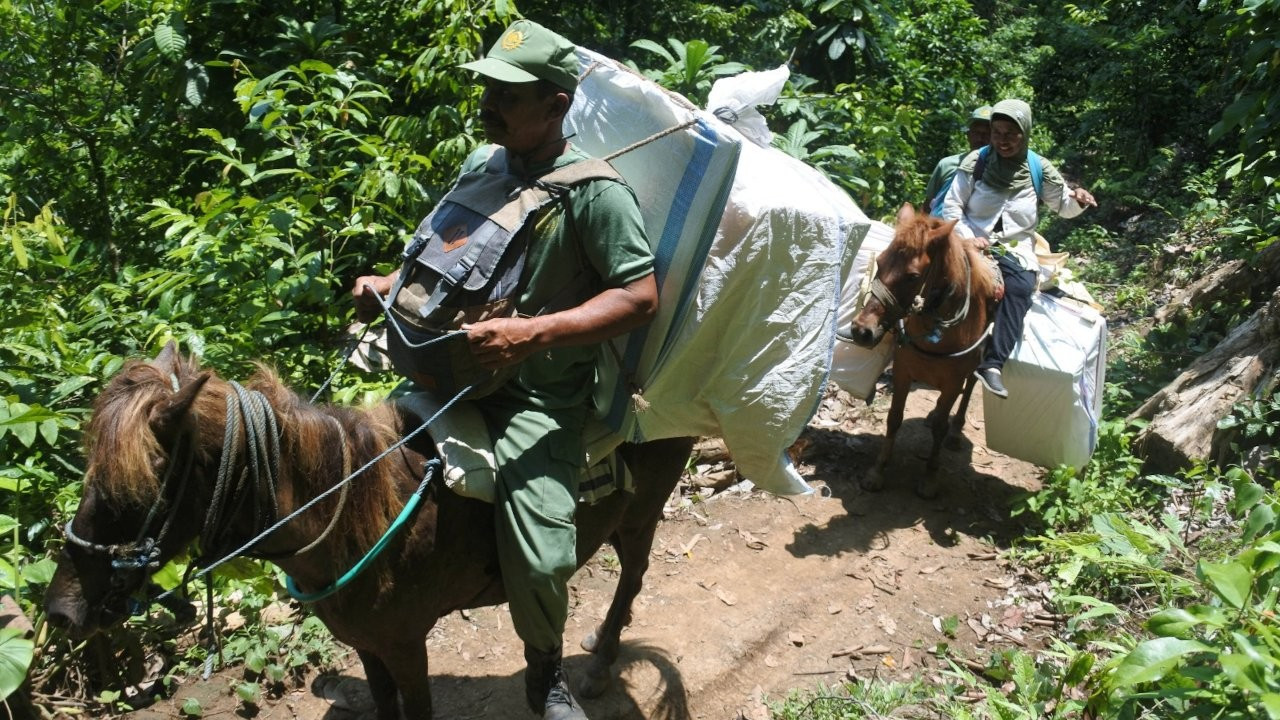 Sandıklar at sırtında taşındı: Prabowo Subianto, zaferini ilan etti