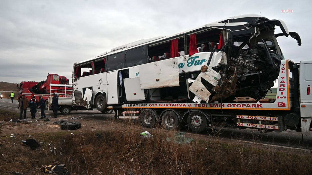 Yolcu otobüsü şarampole yuvarlandı, 1 kişi öldü 18 kişi yaralandı