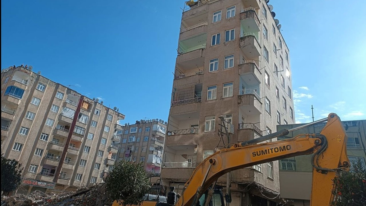 Diyarbakır'da önlem almadan bina yıktılar, 7 aileyi evsiz bıraktılar
