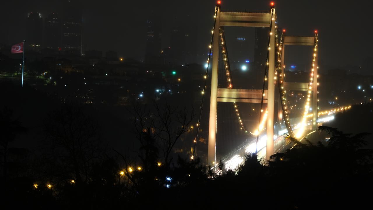 FSM Köprüsü, çocukluk çağı kanserlerine dikkati çekmek için ışıklandı