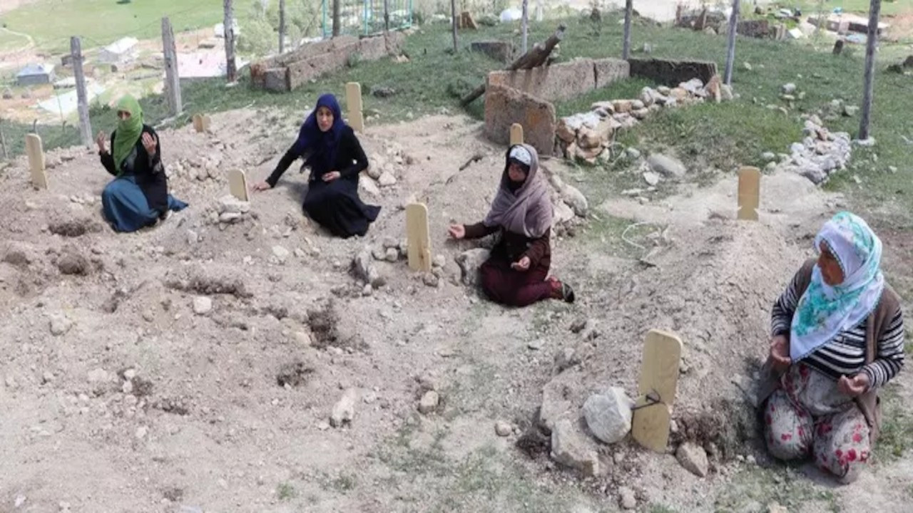 Aynı acıyı yaşadılar: 4 kadın eşlerinin mezarı başında...