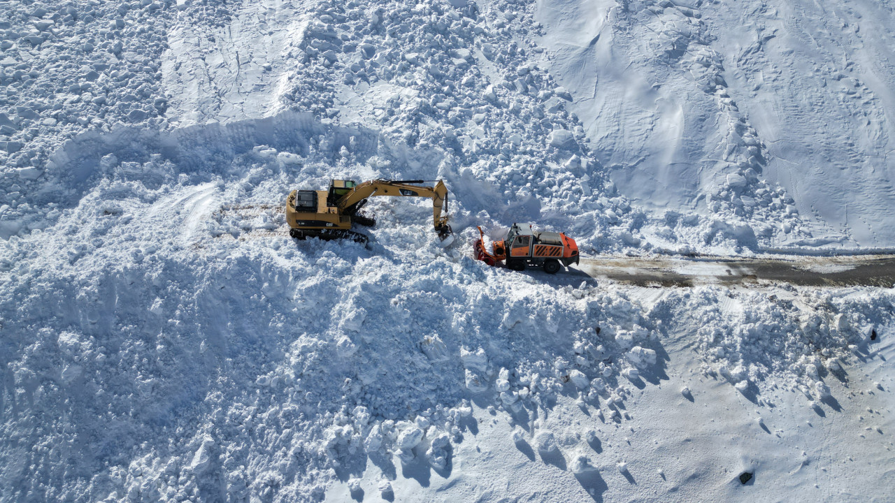 Van ve Hakkari'de karla kapanan yollar açılıyor