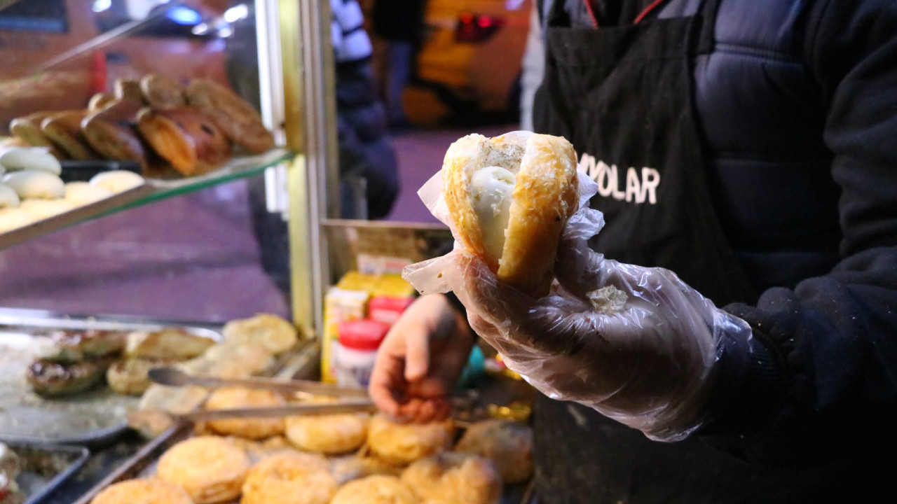 Adı İzmir ile özdeşleşen sokak lezzetleri geceleri de rağbet görüyor