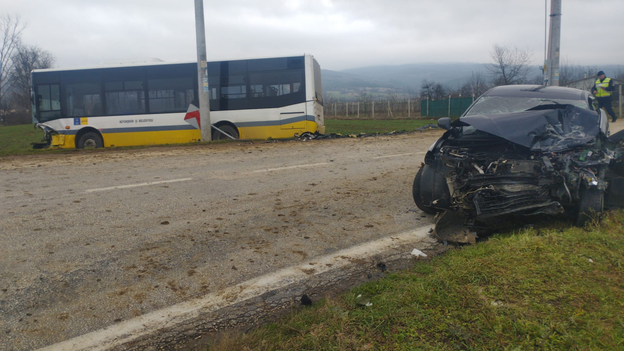 Bursa'da halk otobüsü ile otomobil çarpıştı: 1 ölü, 8 yaralı