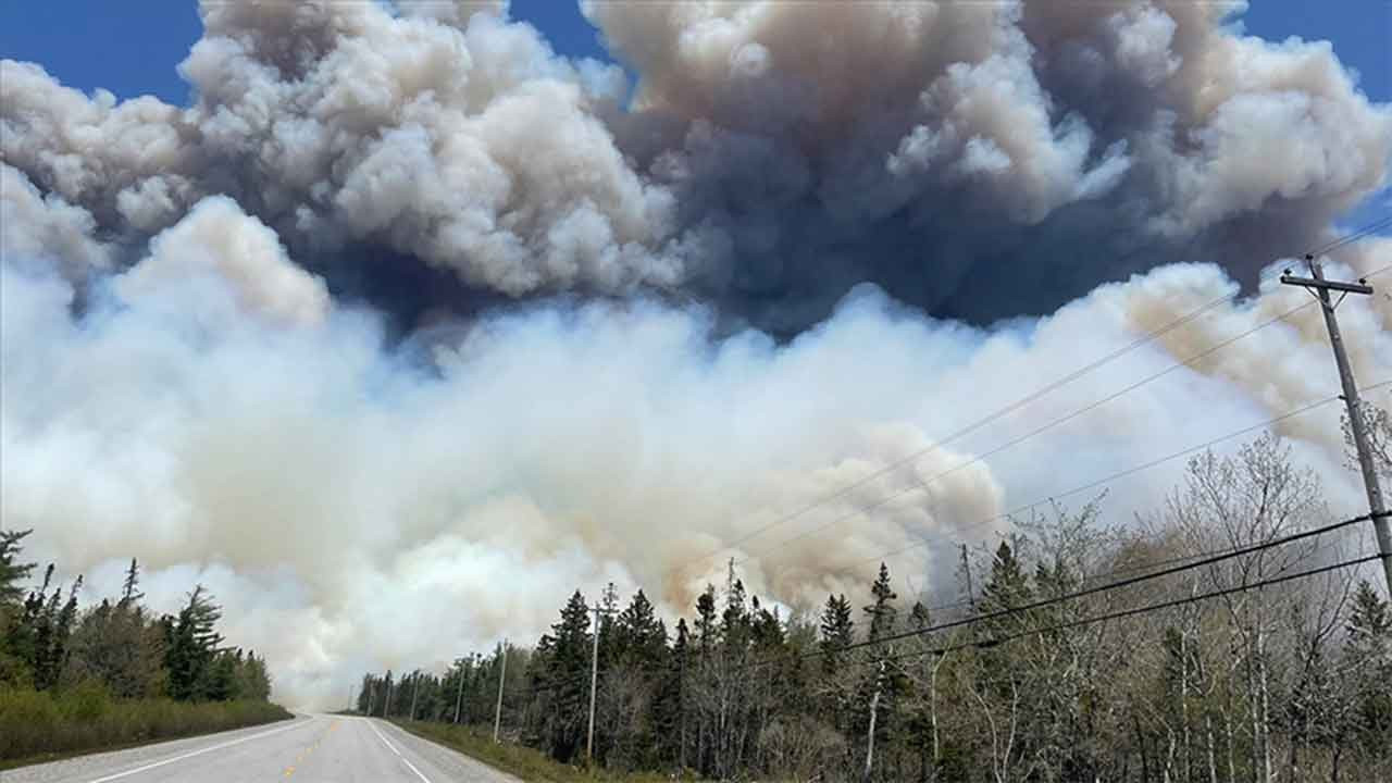 Kanada'da 'zombi' yangınlar: Kar fırtınası duman kokuyor
