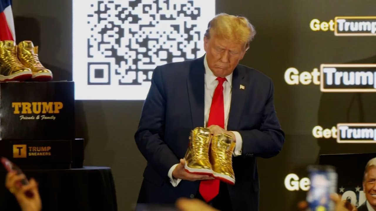 355 milyon dolar para cezasına çarptırılan Donald Trump, ayakkabı satmaya başladı