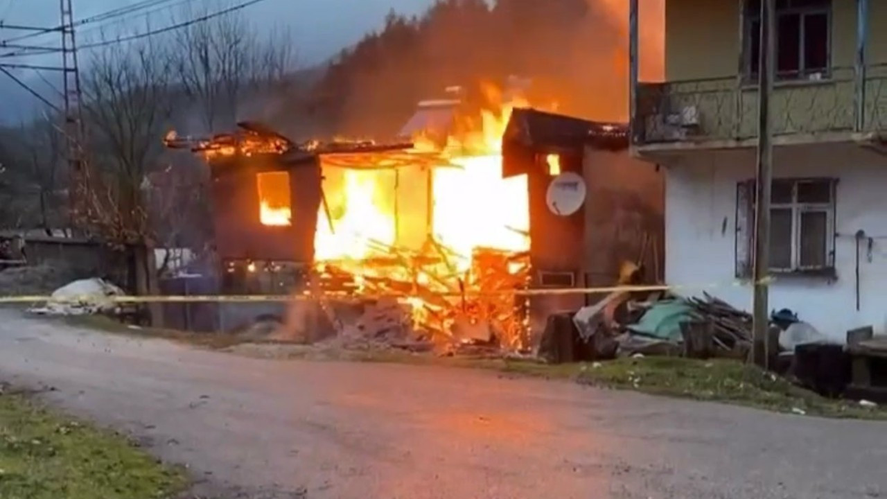 Bartın'da yangın: Boş ev kül oldu