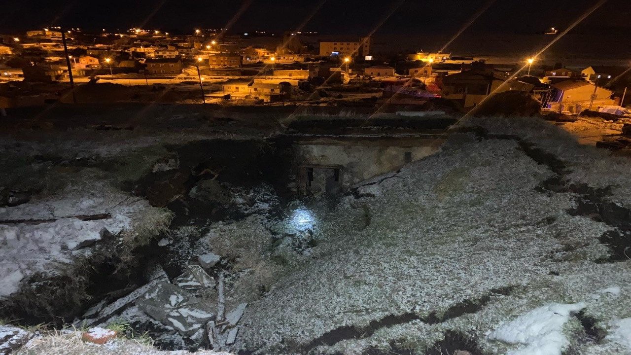 Ardahan'da bir ahırın çatısı çöktü: 2 hayvan telef oldu
