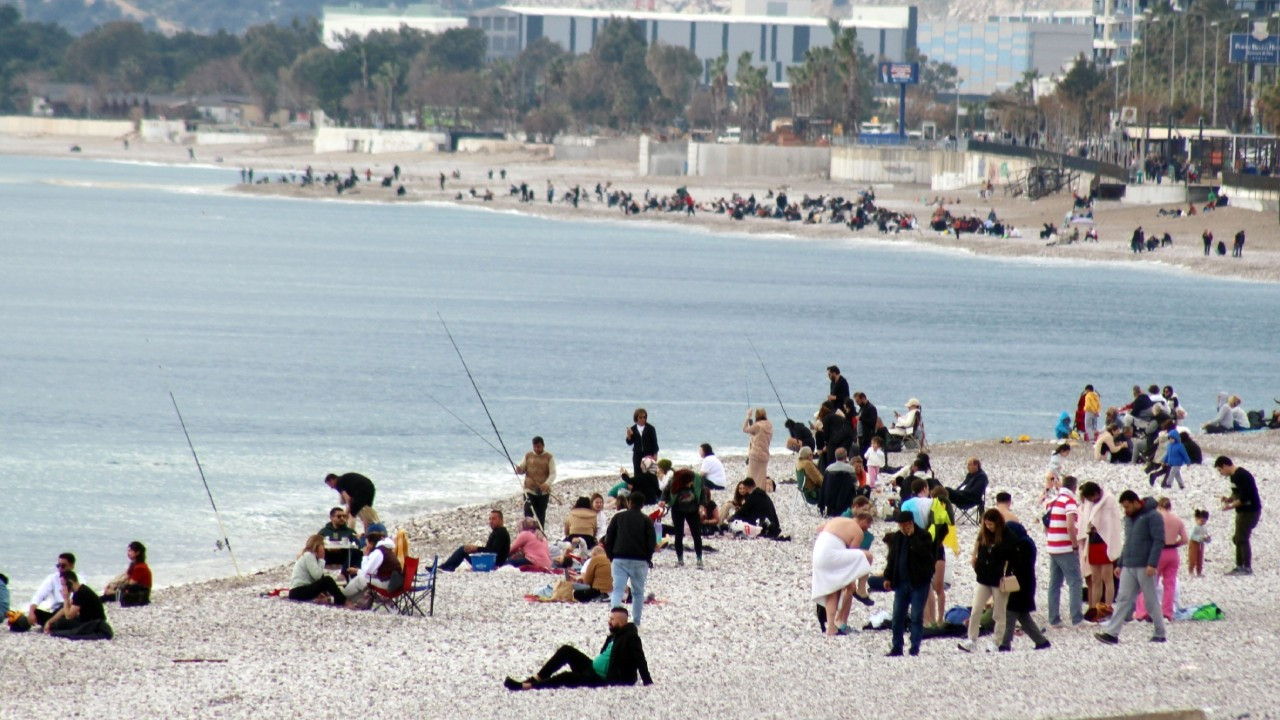 Antalya'da sahiller yaz tadında: Şubatta güneşin tadını çıkardılar