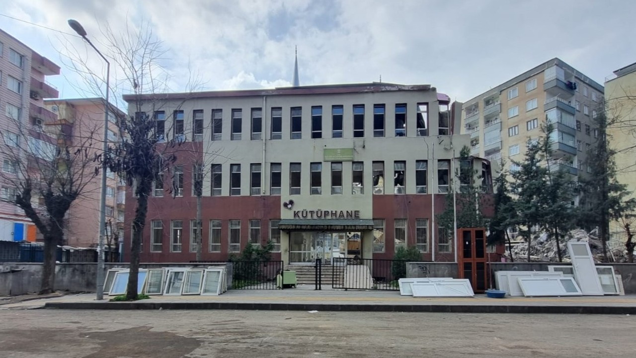 Depremde hasar almıştı: Asırlık kütüphane yıkılıyor