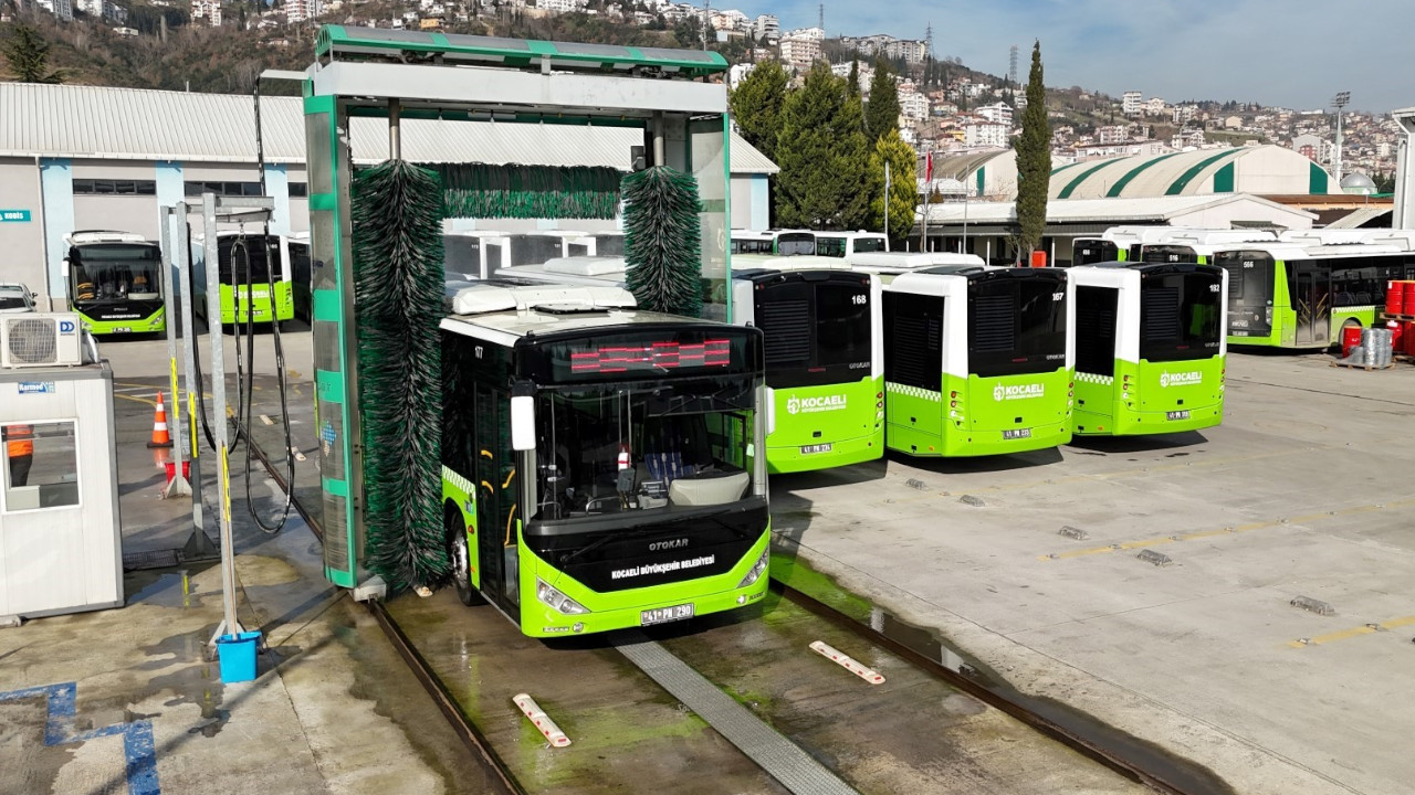 Kocaeli'de belediye otobüsler atık su ile yıkanıyor
