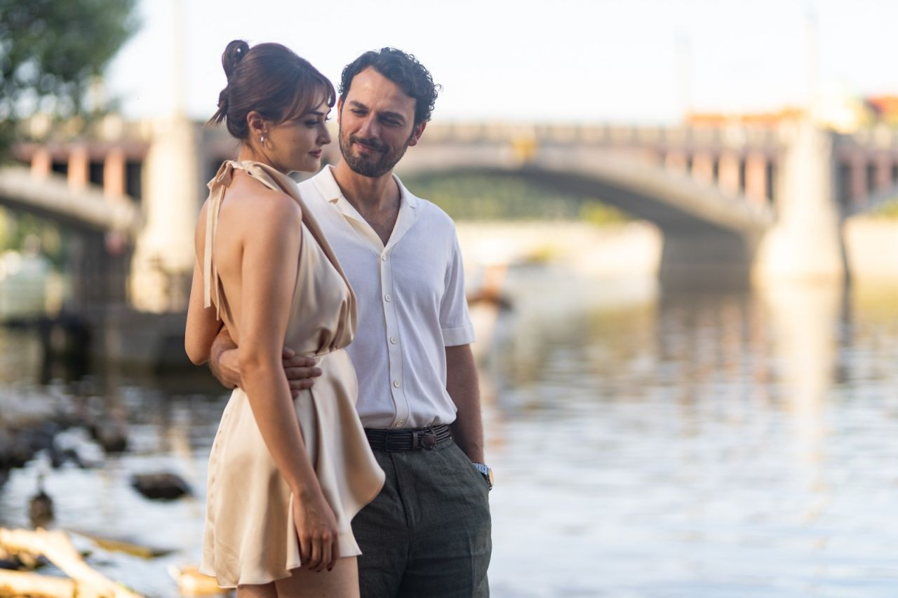 Birkan Sokullu ve Esra Bilgiç başrolde: Netflix'in yeni filmi 'Romantik Hırsız'dan ilk fragman - Sayfa 1