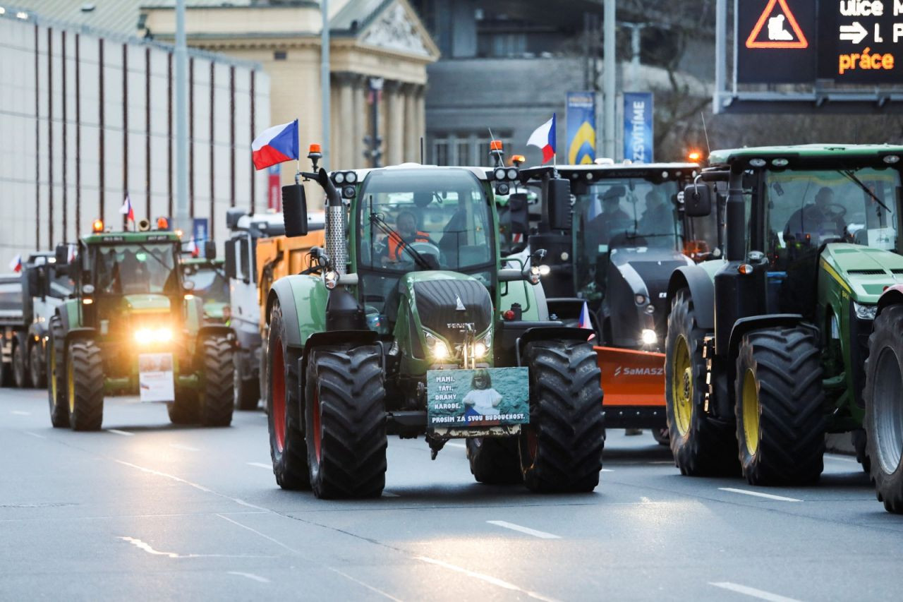 Prag’da yüzlerce çiftçi hükümete seslendi: ‘Utanın’ - Sayfa 4