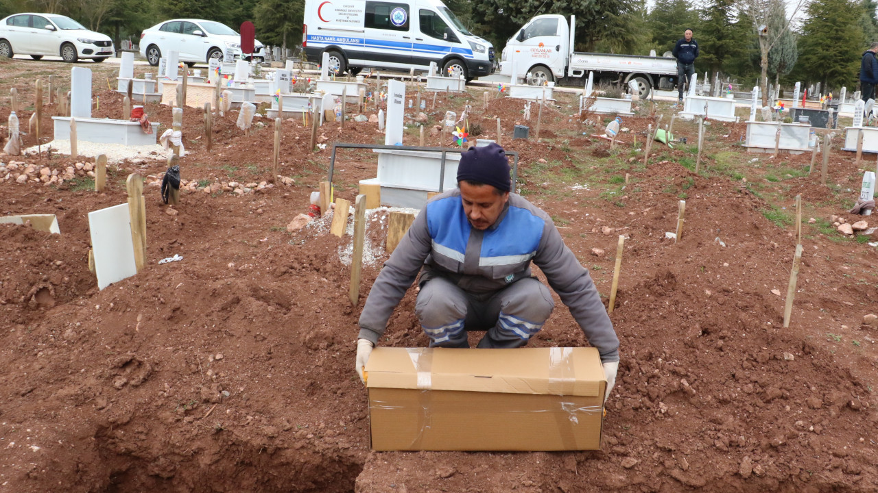 Eskişehir'de bulunan bebek cesedi kimsesizler mezarlığına gömüldü