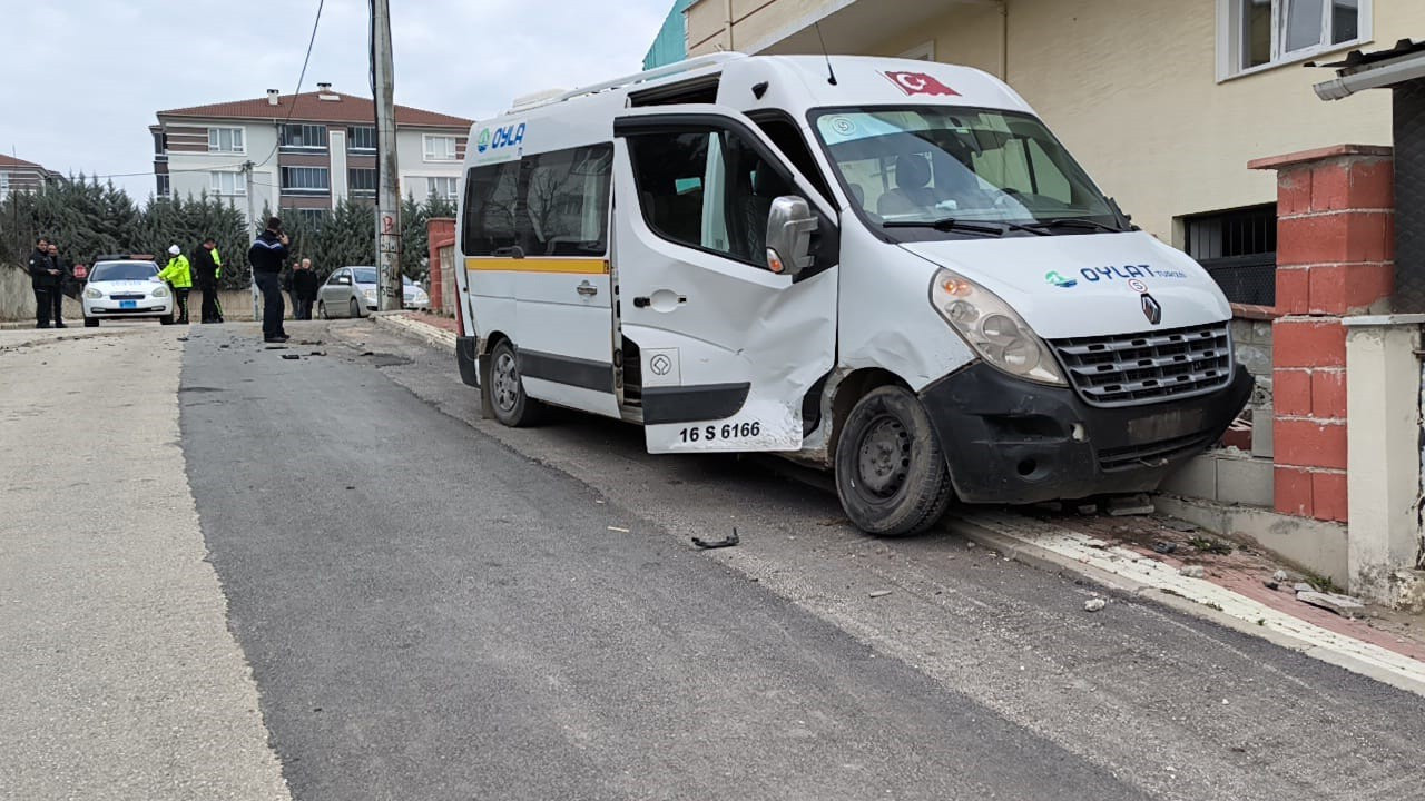 İnegöl'de okul servisi ile taksi çarpıştı, 7 kişi yaralandı
