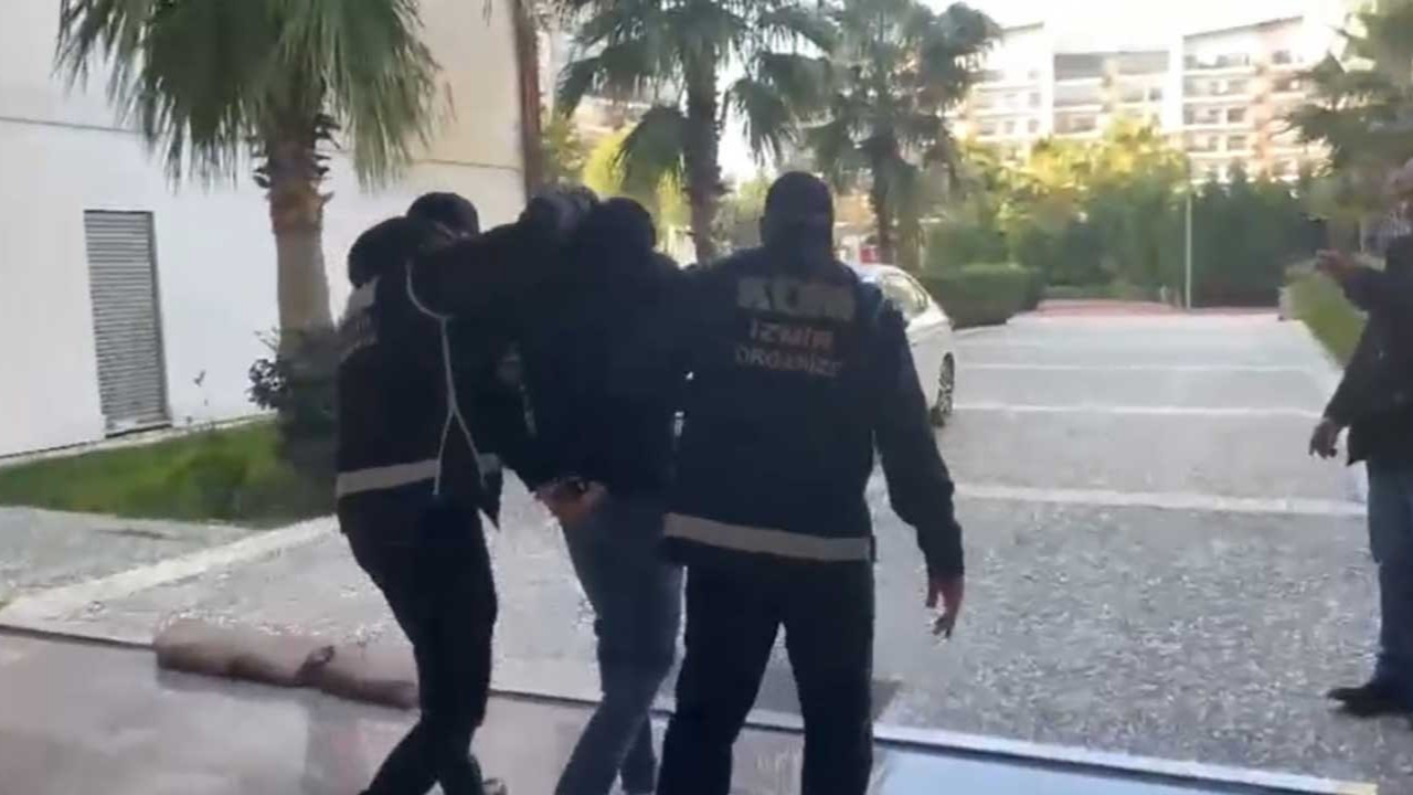 Kırmızı bültenle aranan uyuşturucu kaçakçısı İzmir'de yakalandı