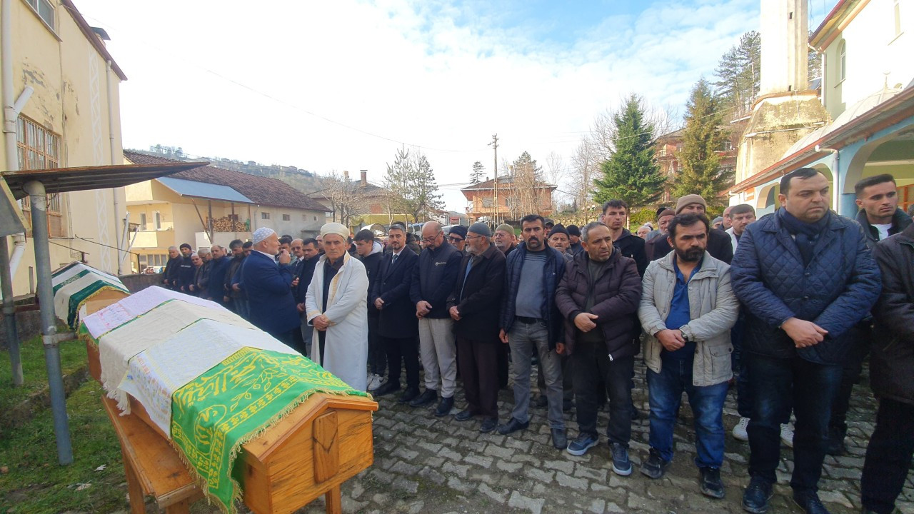 Bartın'da 3 saat arayla ölen anne ve oğlu toprağa verildi