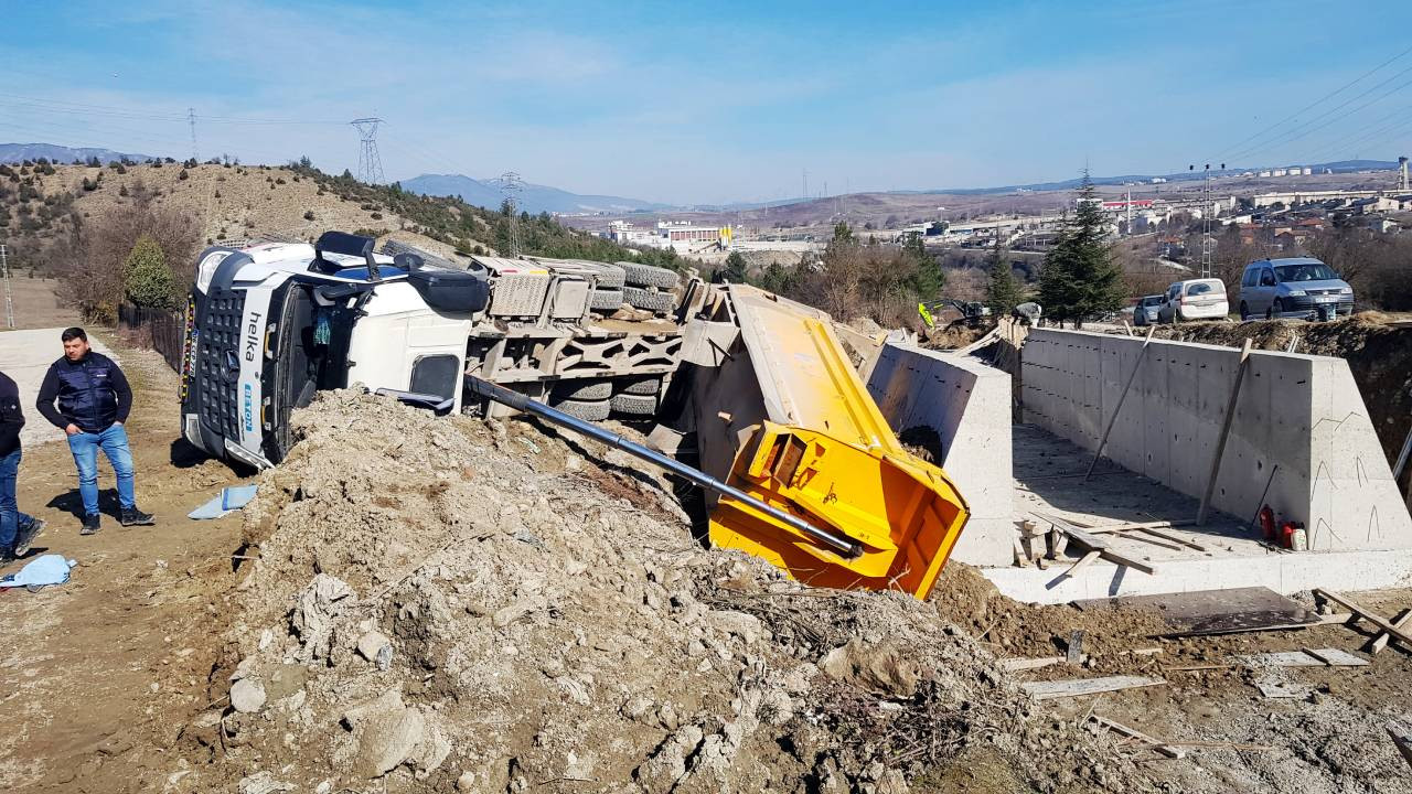 Karabük'te hafriyat kamyonu devrildi: 1 yaralı