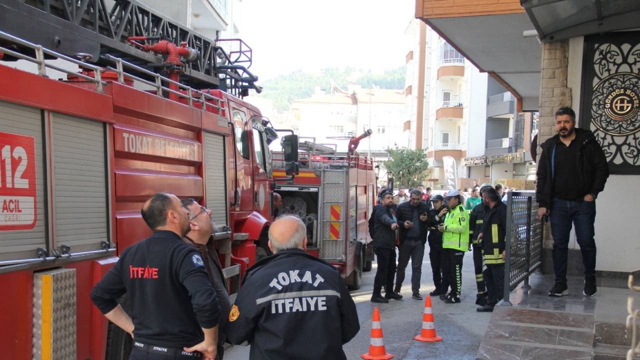 Tokat'ta otel odasında yangın: Camdan atlayan kişi ağır yaralandı
