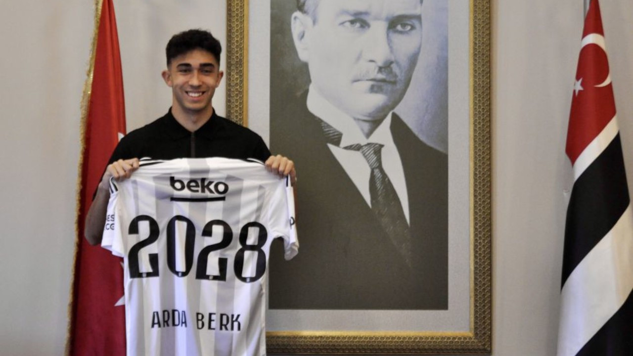 Beşiktaş, Arda Berk Özüarap'la profesyonel sözleşme imzalandı