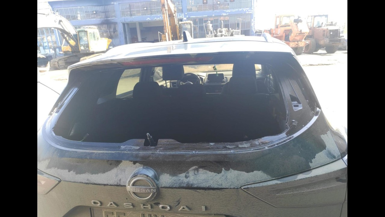 Belediye başkanının aracının camı kırıldı, pankartı kurşunlandı
